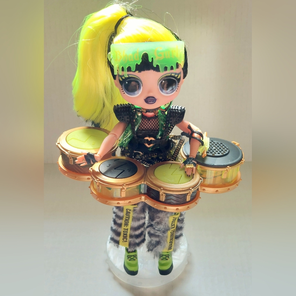 MGA LOL SUPRISE REMIX ROCK BHAD GURL WITH ELECTRONIC DRUMS DOLL
